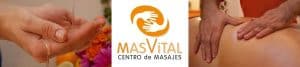 Las manos vierten aceite y masajean la espalda, con el logotipo de Masaje en Pareja en Granada de 45 minutos en MasVital, con el sereno telón de fondo de Granada. - ForTwo - Planes para parejas