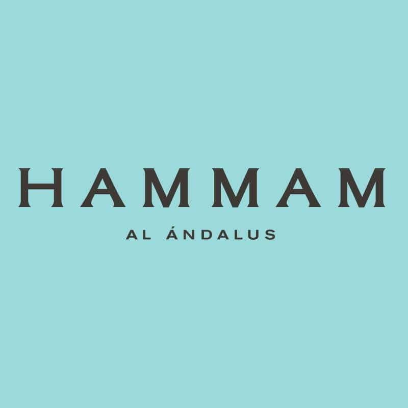 El logotipo de texto muestra "HAMMAM AL ÁNDALUS" en negro sobre un fondo azul claro, reflejando la tranquila elegancia de una tradicional "Oferta Baño árabe con masaje en Hammam Al Ándalus Madrid. - ForTwo - Planes para parejas