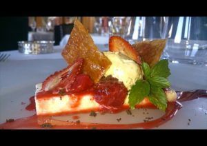 Postre gourmet con fresas, helado, hojas de menta y pedacitos de caramelo servido en el Restaurante El Vagón de Beni - Un romántico tren en Madrid. - ForTwo - Planes para parejas