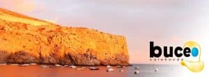 Costa rocosa al atardecer con pequeñas embarcaciones cerca de Granada y el logo "Salida de buceo snorkel desde barco en la costa de Granada" a la derecha. - ForTwo - Planes para parejas