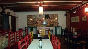 El acogedor interior del restaurante, inspirado en el Espectáculo de flamenco en los Jardines de Zoraya, cuenta con sillas coloridas, un techo con vigas de madera y arte decorativo en la pared que casi baila al ritmo de un espectáculo de flamenco. - ForTwo - Planes para parejas