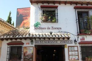 El exterior del Restaurante Jardines de Zoraya, con su encantador techo de tejas y sus plantas colgantes en macetas, crea el escenario perfecto para un inolvidable Espectáculo de flamenco en los Jardines de Zoraya. - ForTwo - Planes para parejas