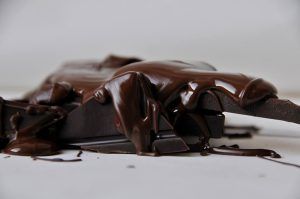 Derretir trozos de chocolate amargo con chocolate suave rociándolos sobre una superficie blanca realmente captura la experiencia Descubre la Xocoexperiencia en el Museo de la Xocolata y podréis convertiros en maestros del chocolate. - ForTwo - Planes para parejas