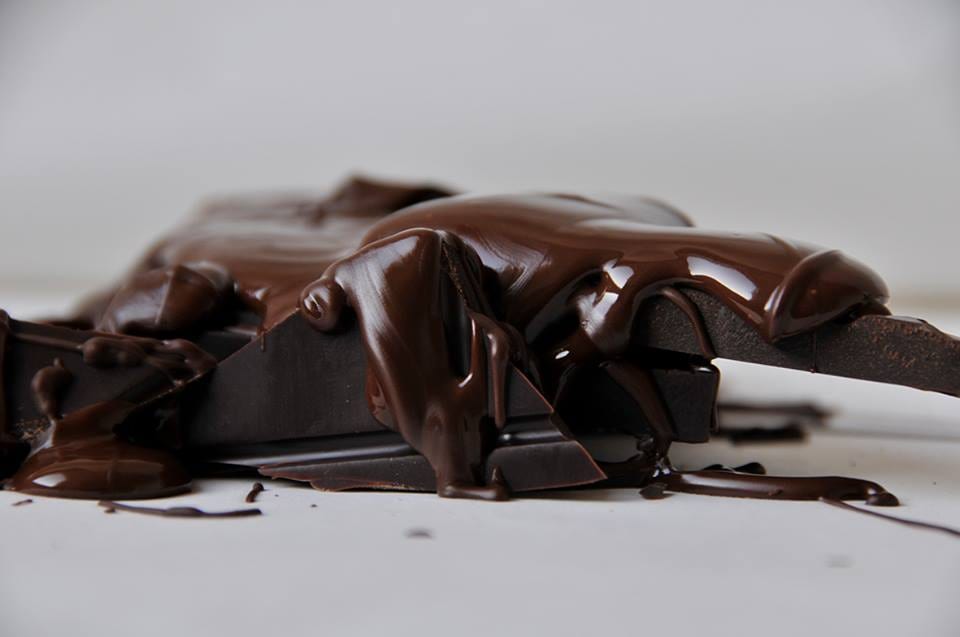 Derretir trozos de chocolate amargo con chocolate suave rociándolos sobre una superficie blanca realmente captura la experiencia Descubre la Xocoexperiencia en el Museo de la Xocolata y podréis convertiros en maestros del chocolate. - ForTwo - Planes para parejas