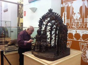 En el Museo de la Xocolata, un hombre se maravilla ante una intrincada exhibición de esculturas, que captura el arte y la historia de la experiencia. Descubra "Descubre la Xocoexperience en el Museu de la Xocolata y podréis convertiros en maestros del chocolate" para un festín de los sentidos similar a los maestros del chocolate. - ForTwo - Planes para parejas
