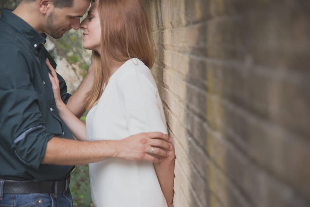 Carlos Fierro captura a una pareja compartiendo un momento íntimo contra una pared de ladrillos en esta hermosa "Sesión de fotografía en pareja por Carlos Fierro. - ForTwo - Planes para parejas