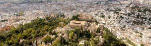 Experimente la impresionante vista aérea de la Alhambra, majestuosamente ubicada entre densas estructuras de la ciudad y vibrante vegetación de Granada, como si la encontrara en un recorrido panorámico con Vuelo en helicóptero por Costa Tropical Oeste de Granada. - ForTwo - Planes para parejas