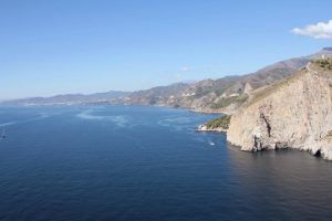 Sobrevuela la impresionante Costa Tropical Oeste de Granada y disfruta de mares azules claros, acantilados rocosos y montañas lejanas con un emocionante "Vuelo en helicóptero por Costa Tropical Oeste de Granada" para una vista aérea inolvidable. - ForTwo - Planes para parejas