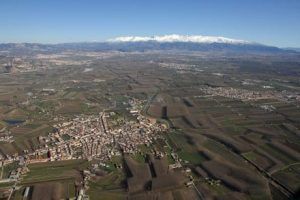 Experimente un vuelo en helicóptero sobre la Costa Tropical Oeste de Granada, capturando vistas aéreas de exuberantes campos y majestuosas montañas contra un cielo azul claro. - ForTwo - Planes para parejas