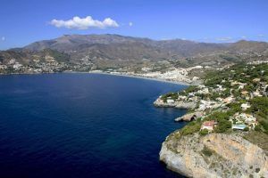 Experimente un vuelo en helicóptero sobre el sur de Granada, contemplando montañas, aguas azules cristalinas y edificios blancos dispersos a lo largo de la costa. - ForTwo - Planes para parejas