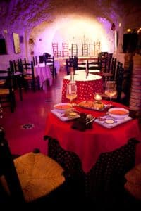 El Templo del Flamenco ofrece un ambiente rústico en una cueva con iluminación tenue y platos tradicionales. Experimente el vibrante ambiente con su Espectáculo + Menú de tapeo. - ForTwo - Planes para parejas