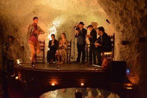 Sumérgete en El Templo del Flamenco, donde cautivadores bailarines y músicos actúan en un escenario en cueva. Disfruta de palmas rítmicas y apasionados espectáculos acompañados de un delicioso Menú Tapeo. - ForTwo - Planes para parejas