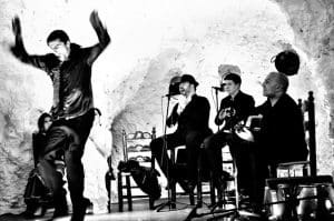 En el poco iluminado El Templo del Flamenco, un bailarín y músicos crean un espectáculo enérgico y fascinante como parte de la experiencia de tapeo Espectáculo + Menú. - ForTwo - Planes para parejas