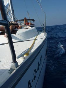 Descansando en la cubierta de un "Paseo romántico en velero en Barcelona", uno contempla el inmenso mar bajo un cielo azul claro, saboreando esta escapada romántica. - ForTwo - Planes para parejas