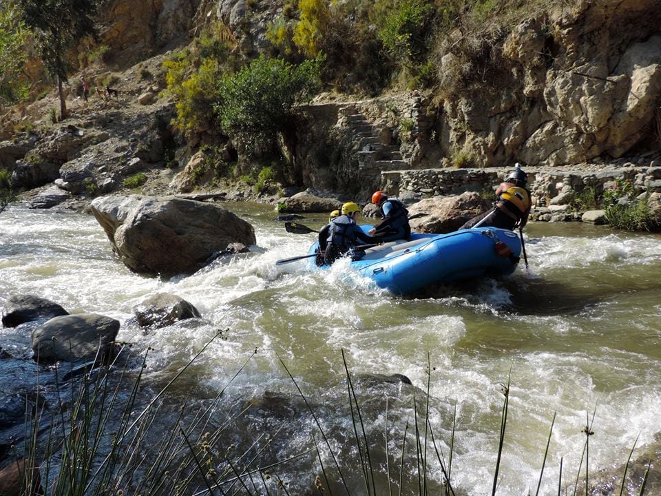 Los aventureros navegan con destreza en el Rafting en Granada - Canal de aguas bravas, un viaje en balsa azul a través de emocionantes aguas, entre escarpados acantilados rocosos y frondosos árboles. - ForTwo - Planes para parejas