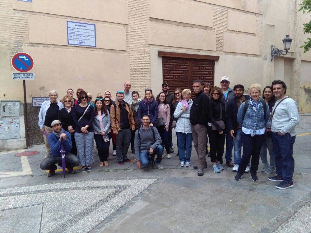 Un grupo posa para una foto en una encantadora calle adoquinada del Sacromonte con los pintorescos edificios del Albaicín al fondo durante un "Tour por el Albaicín y Sacromonte por FeelTheCity". - ForTwo - Planes para parejas