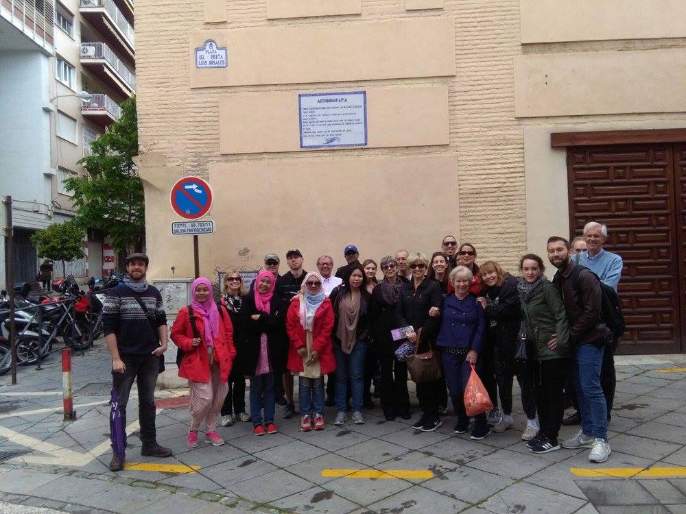 Un grupo de personas captura el vibrante ambiente de una animada esquina del Albaicín, cerca de una señal de prohibido aparcar. Descúbrelo con el Tour por el Albaicín y el Sacromonte de FeelTheCity. #FeelTheCity. - ForTwo - Planes para parejas