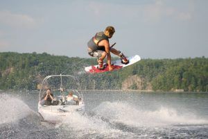 Experimenta la emoción del wakeboard en Barcelona con "Vive una auténtica experiencia de Wakeboard en Barcelona", elevándote por los aires mientras eres remolcado expertamente por un barco en un lago sereno. - ForTwo - Planes para parejas