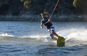 Experimenta la emoción del wakeboard en un lago sereno cerca de Barcelona con "Vive una auténtica experiencia de Wakeboard en Barcelona", deslizándote entre árboles y acantilados rocosos. - ForTwo - Planes para parejas