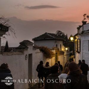 Al atardecer sobre Granada, la gente pasea por las estrechas calles del Albaicín, con sus tradicionales edificios blancos. El aire está impregnado de historia y misterio, como si se unieran a un "Tour Conspiración en el Albaicín de Granada" para sumergirse en un pasado fascinante. - ForTwo - Planes para parejas