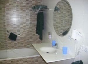 Este espacioso baño, inspirado en el estilo del Balneario de Lanjarón, ofrece un espejo redondo, lavabo, secador de pelo eléctrico, bañera relajante, tazas y suaves toallas para su comodidad. - ForTwo - Planes para parejas
