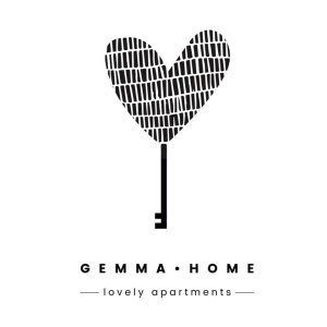Una llave negra con un lazo en forma de corazón flota sobre las palabras "Apartamento para 2 en el centro de Granada", ubicado en la vibrante ciudad de Granada. - ForTwo - Planes para parejas