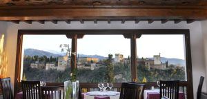 Estrellas de San Nicolás ofrece una experiencia gastronómica mágica con vistas panorámicas a la Alhambra a través de grandes ventanales, perfectamente ambientados con mesas y sillas para una "Cena para dos". - ForTwo - Planes para parejas