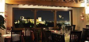 Restaurante Estrellas de San Nicolás ofrece un ambiente acogedor con mesas preparadas para "Cena para dos con vistas a la Alhambra", donde podrá disfrutar de impresionantes vistas de la grandeza histórica iluminada de la Alhambra. - ForTwo - Planes para parejas