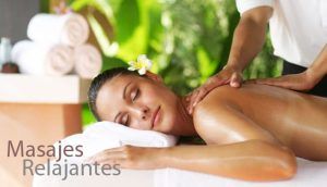 En un sereno spa de Granada, dos personas se relajan con un Masaje Mindfulness para 2 personas, envueltos en tranquilidad entre suaves toallas y delicadas flores, experimentando una relajación placentera. - ForTwo - Planes para parejas