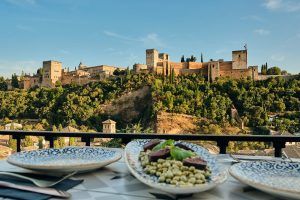 Disfruta del Menú Al Ándalus en el Restaurante Carmen El Agua en un balcón con una impresionante vista del conjunto de la Alhambra y la Fortaleza de Granada. - ForTwo - Planes para parejas