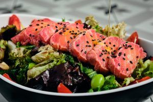 Saborea el Menú Al Ándalus en el Restaurante Carmen El Agua en Granada, que ofrece una vibrante ensalada con atún sellado, salsa sabrosa, verduras frescas, edamame y semillas de sésamo negro: una delicia culinaria que refleja el encanto de Granada. - ForTwo - Planes para parejas