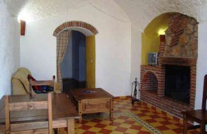 Una noche en cueva romántica de turismo rural (Guadix) cuenta con un ambiente acogedor con chimenea de ladrillo, muebles de madera, suelo de baldosas y techos abovedados de piedra, ideal para el turismo rural. - ForTwo - Planes para parejas