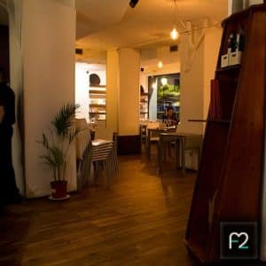 El interior acogedor y con poca luz del Restaurante Ruta del Azafrán, con sus pisos de madera, mesas pequeñas y luces colgantes, lo invita a una deliciosa "Degustación en Restaurante Ruta del Azafrán frente a la Alhambra". - ForTwo - Planes para parejas
