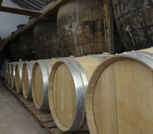 En la bodega ambiental de Bodega del Nero, las barricas de madera con bandas de metal están cuidadosamente alineadas, mientras que las barricas más grandes están listas para una inolvidable "Visita guiada a Bodega del Nero con tren turístico y degustación de 3 vinos". - ForTwo - Planes para parejas