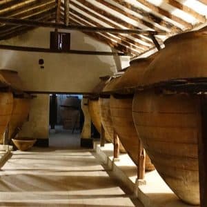 La Visita guiada a Bodega del Nero encanta con su cava de vinos, con grandes tinajas de barro bajo un techo rústico con vigas de madera, ideal para una degustación íntima de 3 vinos. - ForTwo - Planes para parejas