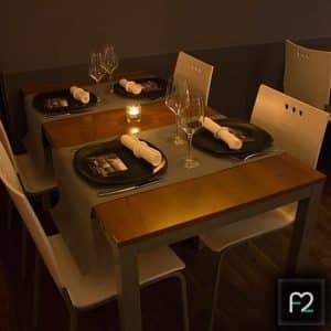 Disfrute de una cena íntima en el Restaurante Ruta del Azafrán con una mesa para cuatro personas con copas de vino y velas, que ofrece impresionantes vistas de la Alhambra. - ForTwo - Planes para parejas