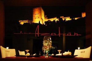 Maravíllese con la silueta de la Alhambra a través de los amplios ventanales del Restaurante Ruta del Azafrán. Disfrute de nuestras copas de vino elegantemente dispuestas y deléitese con el Menú Sabores del Restaurante Ruta del Azafrán frente a la Alhambra, todo ello en este entorno con un encanto histórico. - ForTwo - Planes para parejas