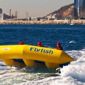 Los pasajeros del "Salta por los aires sobre el mar practicando el Flyfish en Barcelona" experimentan un emocionante deslizamiento sobre el mar con el impresionante horizonte de Barcelona como telón de fondo. - ForTwo - Planes para parejas