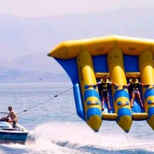 Dos personas disfrutan de un paseo en la neumática "Salta por los aires sobre el mar practicando el Flyfish en Barcelona", remolcada por una embarcación por el Mediterráneo cerca de Barcelona. - ForTwo - Planes para parejas