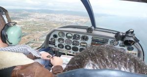 Experimente la vista desde una pequeña cabina con dos pilotos, planeando sobre las vistas costeras y urbanas de Barcelona en el emocionante Vuelo en avión en Barcelona. - ForTwo - Planes para parejas