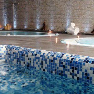 Encuentre la tranquilidad en el Granada Palace con el "Circuito en Spa + masaje en Granada Palace". Disfrute de un jacuzzi con mosaicos, luces relajantes y velas junto a la piscina. Revitalice su relajación con un masaje relajante para una escapada de serenidad inigualable. - ForTwo - Planes para parejas