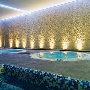 Disfrute de la relajación definitiva con el Circuito en Spa + masaje del Granada Palace. Disfrute de jacuzzis iluminados, una pared de hermosos azulejos y una suave iluminación ambiental para una serenidad absoluta. - ForTwo - Planes para parejas