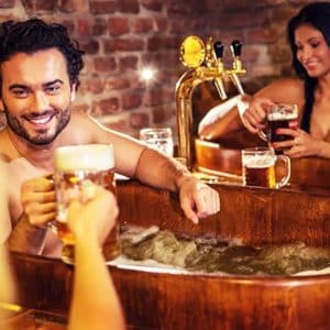 En Circuito Beer Spa en Granada, los huéspedes disfrutan del lujo del Circuito Beer Spa Privado Premium para 2 personas con bañeras de madera y grifos de cerveza personales, todo ello frente a encantadoras paredes de ladrillo. - ForTwo - Planes para parejas