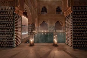 Ubicado en Málaga, Hammam Al Ándalus ofrece una escapada tranquila con un spa íntimo que luce una elegante piscina rectangular, exquisitas paredes de azulejos y faroles que adornan el espacio. Experimente este remanso de paz mientras disfruta del Baño con masaje MIMMA 15. - ForTwo - Planes para parejas