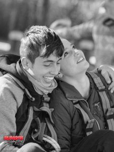 Una pareja vestida con chaquetas y arneses sonríe y mira hacia arriba, encarnando la emoción de "Puenting en Barcelona en pareja" con la emoción de una aventura de puenting cerca de Barcelona. - ForTwo - Planes para parejas