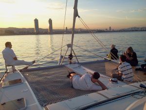 Disfrute relajándose durante la "Puesta del sol en Barcelona desde Catamarán o velero" con el impresionante horizonte de Barcelona como telón de fondo. - ForTwo - Planes para parejas