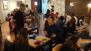 En Restaurante La Luz de la Candela - Málaga los comensales disfrutan de animadas conversaciones y risas rodeados de una encantadora decoración de madera. - ForTwo - Planes para parejas