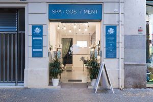 La entrada de Le Patio Spa, enmarcada por exuberantes plantas y un elegante cartel, le da la bienvenida a un interior acogedor donde el Ritual Básico con exfoliación promete rejuvenecimiento. - ForTwo - Planes para parejas