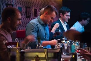 En medio de la animada escena del bar, que recuerda a un Taller de Coctelería en Barcelona, la gente socializa y mezcla bebidas mientras dominan la elaboración y degustación de tres cócteles exclusivos. - ForTwo - Planes para parejas