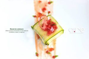 Raviolis de calabacín con tomate, caviar y guarnición sobre un plato blanco con un toque de salsa captura la esencia de Aire Gastrobar - Cocina mediterránea de autor. - ForTwo - Planes para parejas